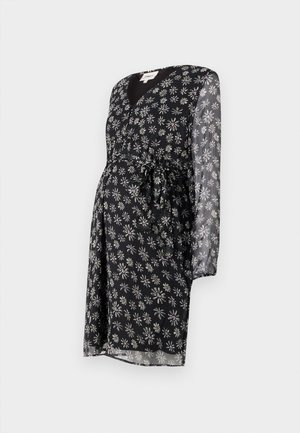 Těhotenské šaty z černé látky s bílým a fialovým potiskem sedmikrásky. Mají výstřih do V, dlouhé průsvitné rukávy a detaily v oblasti pasu s vázáním.