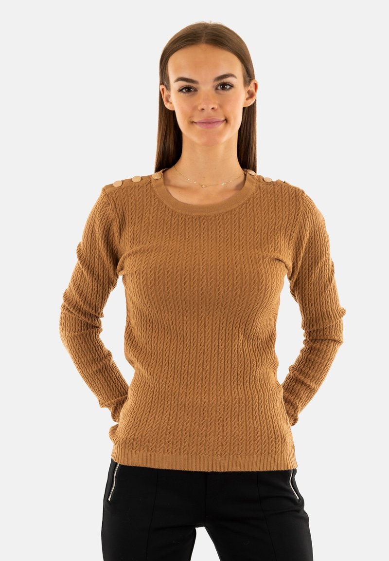 Maglione marrone a coste con maniche lunghe, scollatura rotonda e bottoni decorativi sulle spalle; il tessuto testurizzato aggiunge interesse visivo.
