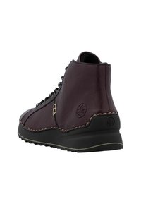 Bottine en cuir bourgogne avec lacets noirs, détails cousus et semelle en caoutchouc texturée avec un accent de logo sur le talon.