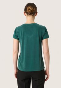 Soaked in Luxury COLUMBINE V-NECK - Pamata T-krekls - rain forest