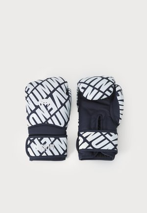 Mânuși de box de culoare albastră, cu modele de text alb în diagonală. Fabricate din material tapițat, cu un brâu de încheietură securizat pentru suport și stabilitate.