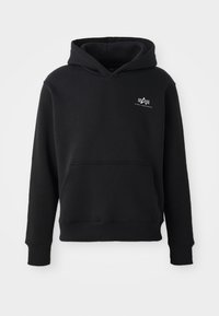 Sweatshirt à capuche noire en tissu doux, avec une poche kangourou, des poignets côtelés et un petit logo blanc sur la poitrine.