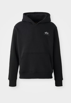 Čierna mikina s kapucňou vyrobená z mäkkej tkaniny, s klokanou vreckom, rebrovanými manžetami a malým bielym logom na hrudi.