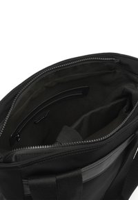 Svart axelväska med dragkedjeslutning, flera inre fickor och ett slitstarkt material med en matt yta.