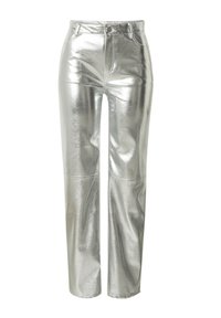 Metalen zilveren broek met een hoge taille, rechte pijpen en zichtbare naden. Het materiaal heeft een glanzende afwerking en een gladde textuur.