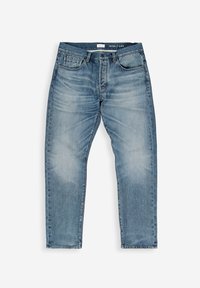 Hellblaue Jeans aus Denim mit ausgewaschener Vorderseite, Fünf-Taschen-Stil, Knopf- und Reißverschluss sowie Gürtelschlaufen, flach auf weißem Hintergrund ausgelegt.