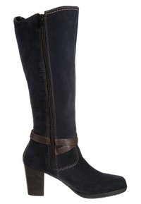 Bota de ante azul marino hasta la rodilla con una correa de cuero marrón, cremallera lateral, tacón apilado y detalle de costura en contraste.