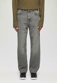 Grijze denim jeans met een rechte pijp, voorzien van vijf zakken, subtiele wassing en een klassieke knoopsluiting in de taille.
