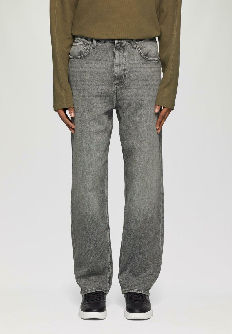 Grijze denim jeans met een rechte pijp, voorzien van vijf zakken, subtiele wassing en een klassieke knoopsluiting in de taille.
