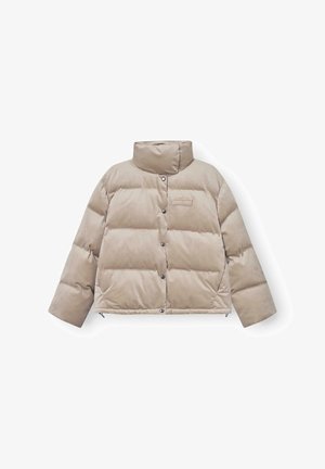 Veste rembourrée beige avec col haut, boutons-pression et silhouette carrée. Elle comprend une poche appliquée et des zips sur les côtés pour un ajustement.