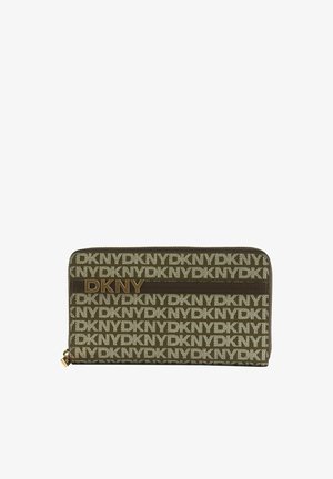 Portefeuille rectangulaire zippé avec un motif répétitif du logo DKNY en brun et beige, arborant un logo DKNY doré proéminent sur une bande horizontale en cuir.