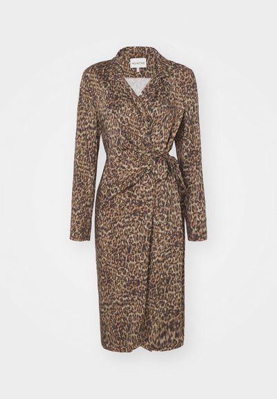 Leopardenmuster Wickelkleid aus leichtem, strukturiertem Stoff mit langen Ärmeln und einem selbstgebundenen Gürtel in der Taille. Mit eingekerbtem Kragen.