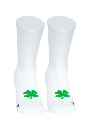 Hvide bomuldsokker med et grønt kløvermønster på anklen og en ribbet tekstur ved kanten. Simple i designet med en kontrasterende accent.