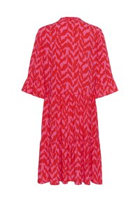 Punainen ja vaaleanpunainen kuviollinen lyhyt mekko, jossa on kerrosmäinen hame ja kyynärpäihihamaisella röyhelösleeveillä, näkyy takaa.