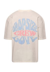 Cremefarvet oversized t-shirt med stor blå og lyserød tekst, der står "DROPSIZE CREW LOVE" på bagsiden. Lavet af bomuldsmateriale, kortærmet.