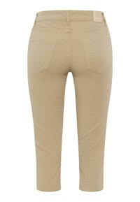 Pantalon beige raccourci vu de dos avec deux poches arrière et passants de ceinture sur fond blanc.