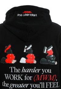 Sudadera negra con tres figuras de dibujos animados bordadas haciendo inversiones y un texto motivacional en blanco y rojo debajo de ellas.