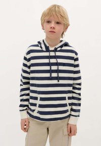 Gestreifter Hoodie in Marineblau und Weiß, ausgestattet mit einer Fronttasche, einer verstellbaren Kapuze und weichem Stoff. Lange Ärmel mit gerippten Bündchen.