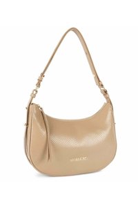 Borsa in ecopelle beige con superficie testurizzata, forma curvata, tracolla regolabile e dettagli in metallo dorato. Logo visibile sul fronte.