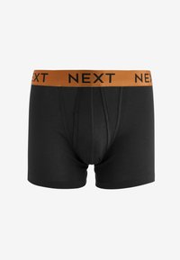 Fekete boxer alsónadrág, finom pamutból készült, sima textúrával, narancssárga elasztikus derékkal, amelyen fekete színnel a "NEXT" felirat található.