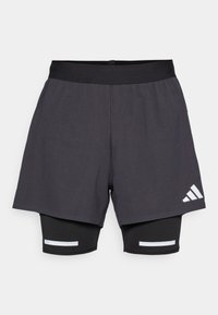 Herren Sportshorts, schwarze strukturierte Außenschicht, eng anliegende schwarze Innenshorts mit weißen Akzenten, elastischer Bund, Logo an der Seite.