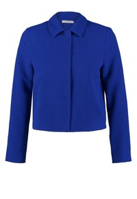 Giacca corta di color blu reale realizzata in tessuto testurizzato, con colletto appuntito e chiusura frontale nascosta. Maniche lunghe con vestibilità standard.