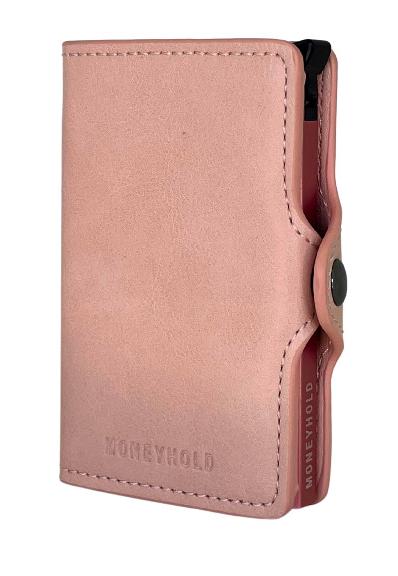 Portofel de carduri roz din piele cu textură netedă, închidere cu buton și nume de brand vizibil "MONEYHOLD." Formă compactă, rectangulară.
