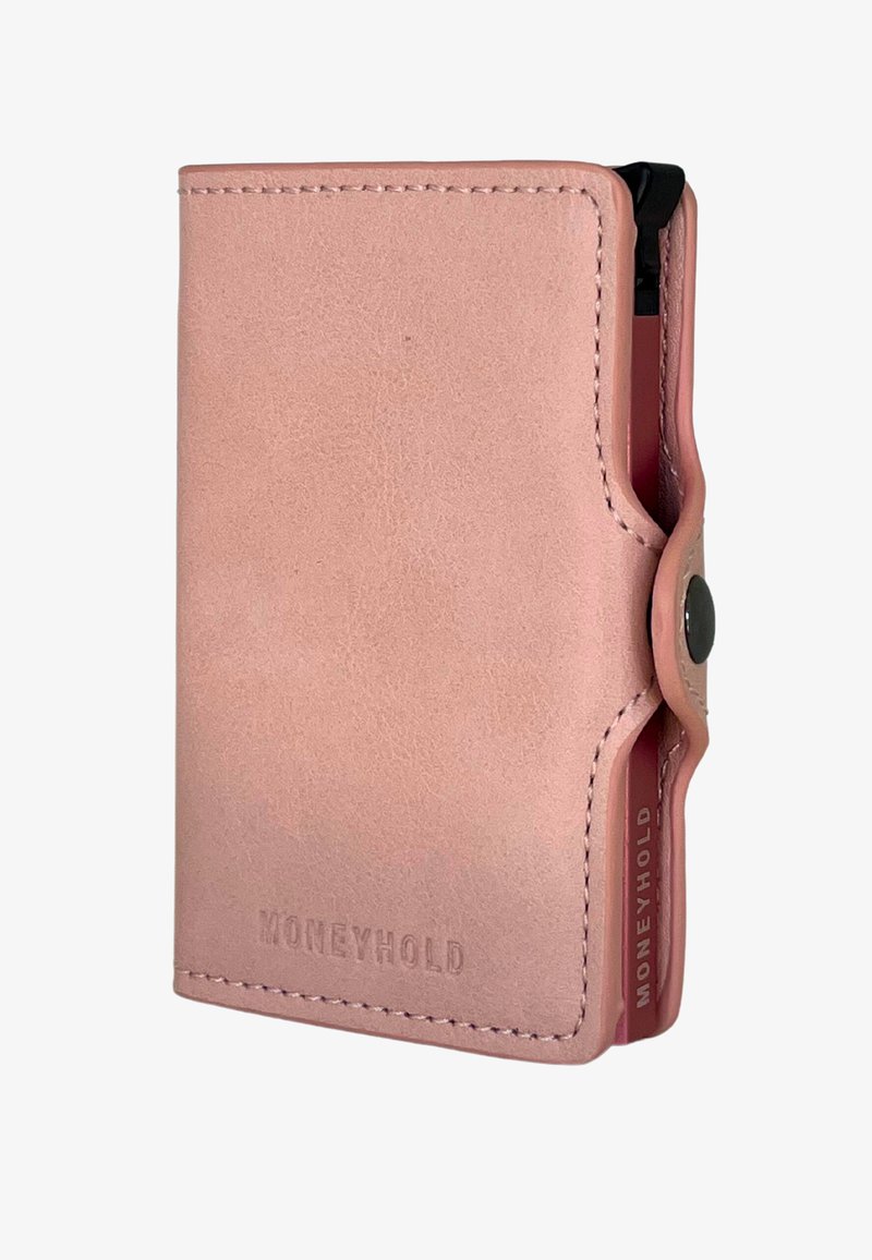 Portofel de carduri roz din piele cu textură netedă, închidere cu buton și nume de brand vizibil "MONEYHOLD." Formă compactă, rectangulară.