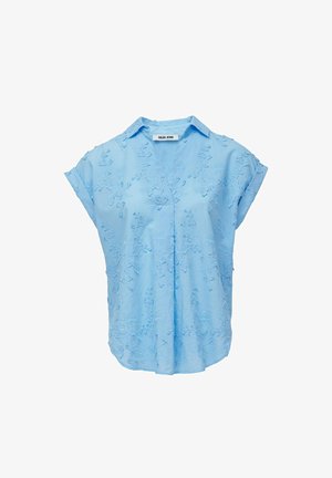 Blouse à manches courtes bleu clair avec broderies florales, fermeture à bouton sur le devant et coupe décontractée. Fabriquée en tissu doux ; comporte un col.