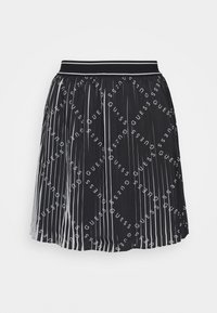 Zwarte plisseerok met een herhalend wit "GUESS" tekstpatroon, voorzien van een effen zwarte tailleband en een gladde textuur.