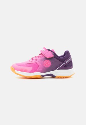 Zapatilla deportiva infantil en rosa y morado con cierre de velcro, entresuela blanca y suela de goma, con la marca "PRO-GRIP" en el talón.