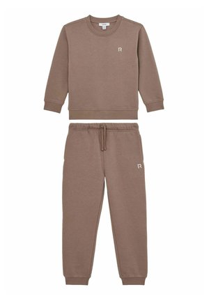 Pruun puuvillane svettshirt ja sobivad svettpüksid. Svettshirtil on ümar kaelus ja väike valge logo. Pükstel on elastne vöökoht.