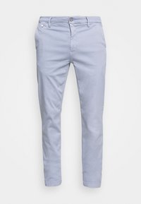 Chinos azzurro chiaro, slim fit, realizzati in tessuto di cotone misto. Presentano un'apertura con bottone e zip, tasche frontali e una texture liscia.