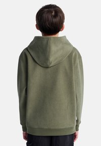 Oliwkowa dresówka z teksturowanej tkaniny, posiada dopasowany kaptur, ściągacze przy mankietach i dole. Prezentuje prosty, luźny design.