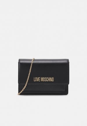 Pochette Moschino Love noire avec chaîne dorée et lettrage logo doré sur le rabat avant, fond uni.