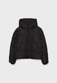Veste matelassée noire avec fermeture éclair à l'avant, deux poches latérales, manches longues et capuche attachée, présentée à plat sur un fond clair.