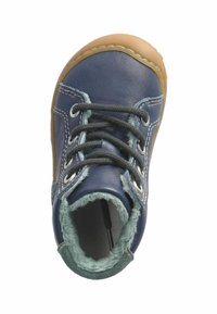 Botín de cuero azul con cordones grises, cuello acolchado en teal, suela de goma marrón claro, punta redonda y detalles de costura blanca en contraste.