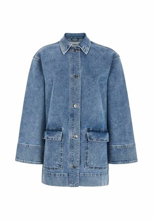 Blå denimjacka med knappstängning framtill, spetsig krage, två framfickor och vida ärmar. Har synliga sömmar och en avslappnad passform.