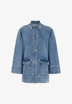 Blå denimjacka med knappstängning framtill, spetsig krage, två framfickor och vida ärmar. Har synliga sömmar och en avslappnad passform.