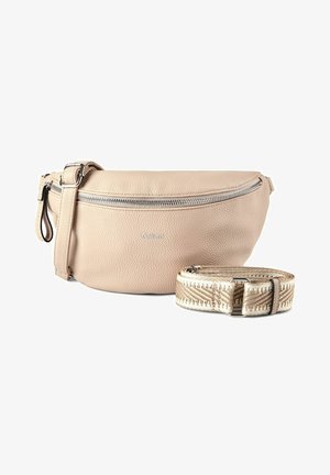 Sac banane en cuir beige texturé avec fermeture éclair et boucle argentées, doté d'une bandoulière détachable en tissu tissé à motifs à côté.