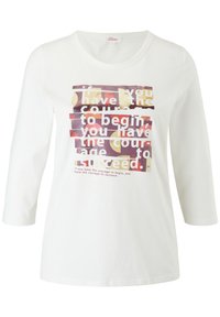Weißes Langarm-T-Shirt aus Baumwolle mit einem mehrschichtigen grafischen Design in verschiedenen Farben und motivierendem Text, der auf der Vorderseite gedruckt ist.
