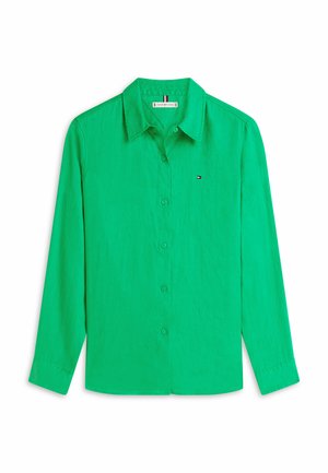 Felgroen overhemd met lange mouwen, knopen en kraag, met klein Tommy Hilfiger-logo op de borst, platgelegd op een witte achtergrond.