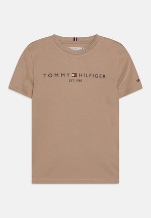 Beżowy t-shirt z krótkim rękawem z "Tommy Hilfiger Est. 1985" i logo na piersi, mała flaga-logo na jednym rękawie.