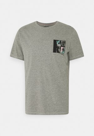 Hellgraues T-Shirt mit kurzen Ärmeln und kleinem mehrfarbigem Grafikdruck auf der Brusttasche links, der Palmen und Außenszenen zeigt.