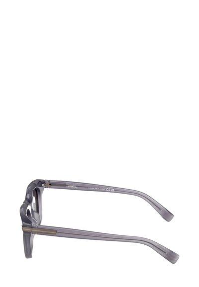 Harmaat läpinäkyvät silmälasit suorakulmaisilla kehyksillä, joissa on hienovaraisia kuvioita sankoihin ja metallisia koristeita saranoiden lähellä.