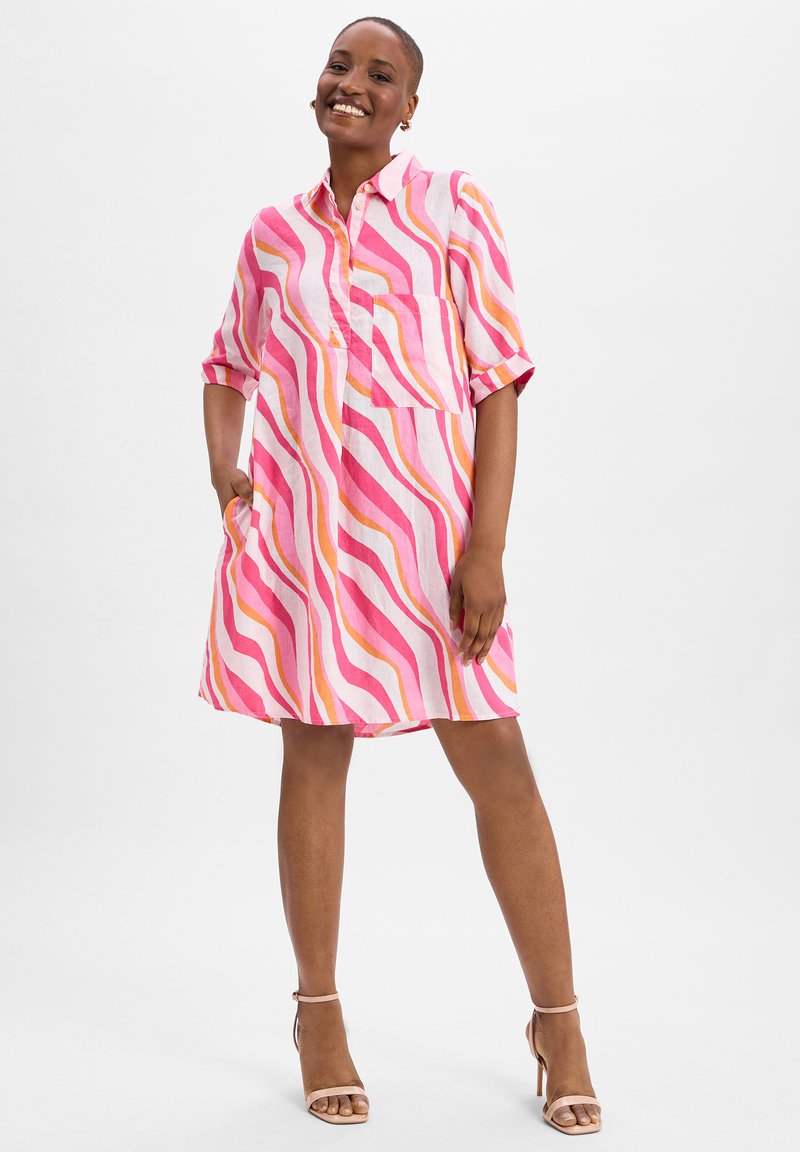 Kurzarm-Hemdblusenkleid mit herunterklappbarem Kragen, das über pinke, orangefarbene und weiße Wellenmuster sowie zwei seitliche Taschen verfügt.