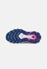 Suola della scarpa con segmenti blu, rosa e bianchi. Presenta scanalature curve per la trazione e una spiccata sezione centrale bianca. Superficie testurizzata.