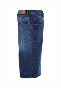 Tummansininen farkkuhame. Ominaisuuksiin kuuluu suora leikkaus, viisi taskua ja kontrastiväriset tikkaus. Vyötäröllä on brändätty nahkapatch.