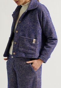 Wollmischung Jacke im Fischgrätenmuster, mit einem Blau- und Lila-Farbschema, Knopfverschluss und aufgesetzter Tasche mit Logotag.