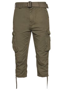 Olivgrüne Cargo-Hosen aus strapazierfähigem Stoff, ausgestattet mit mehreren Taschen, verstellbaren Bündchen und einem gewebten Gürtel. Mid-Calf-Längen-Design.